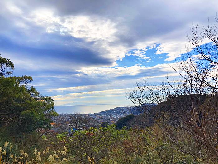 鎌倉山神社の空と海