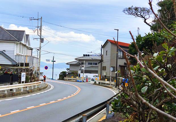 鎌倉小動神社道路から海へ抜ける風景